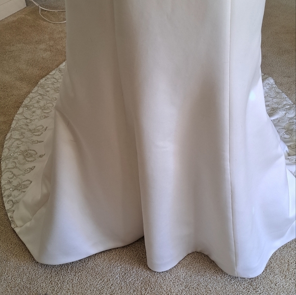 Bridal Gown NWOT Embroidered n Beaded w/Train - Picture 7 of 10